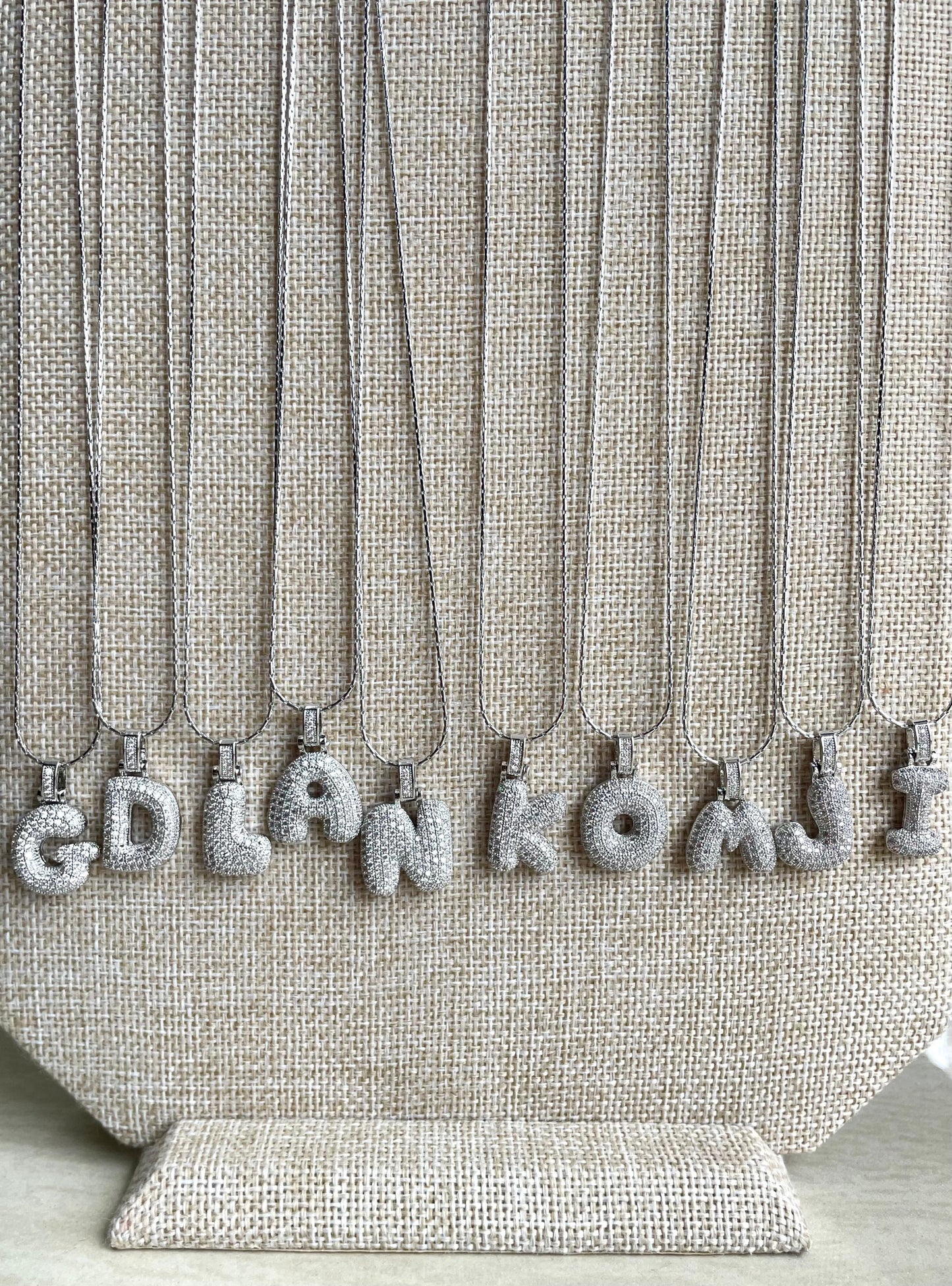 Cadena de inicial con zirconia color plateada.