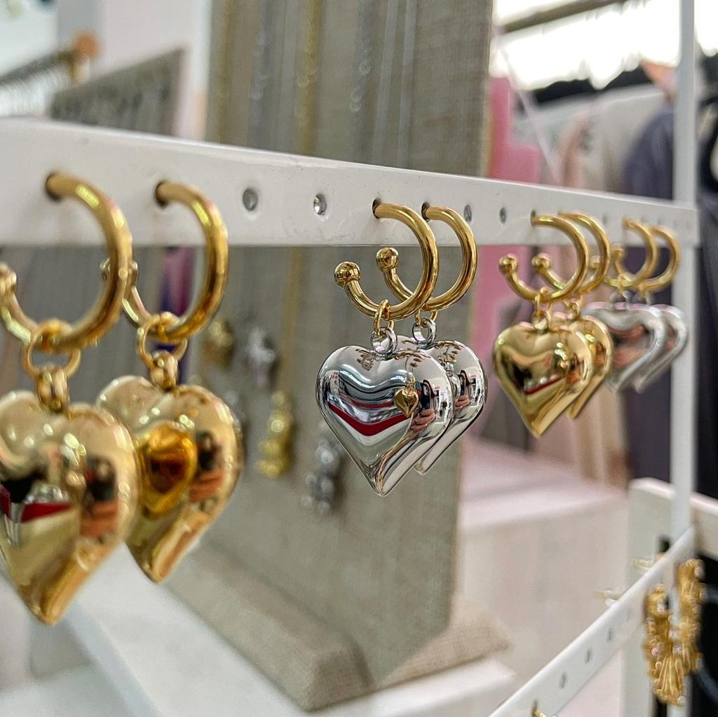 Aretes de corazón de acero inoxidable.