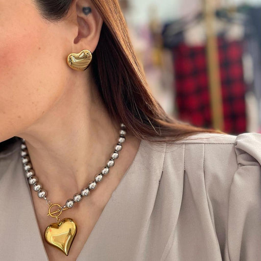 Collar bicolor con cuentas redondas y dije de corazón.
